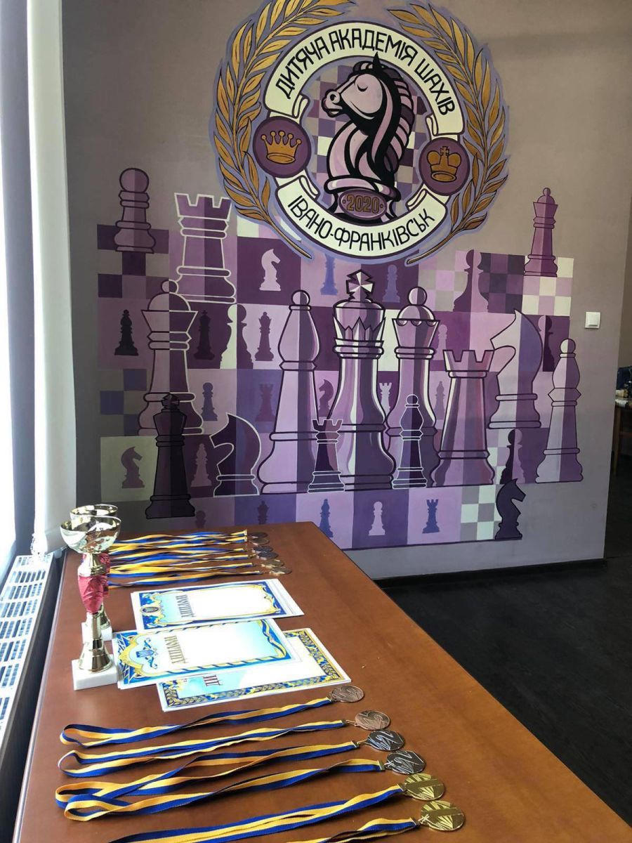 З порогу відвідувачів зустрічає напис на розписаній у шахові фігури стіні — «Дитяча академія шахів».