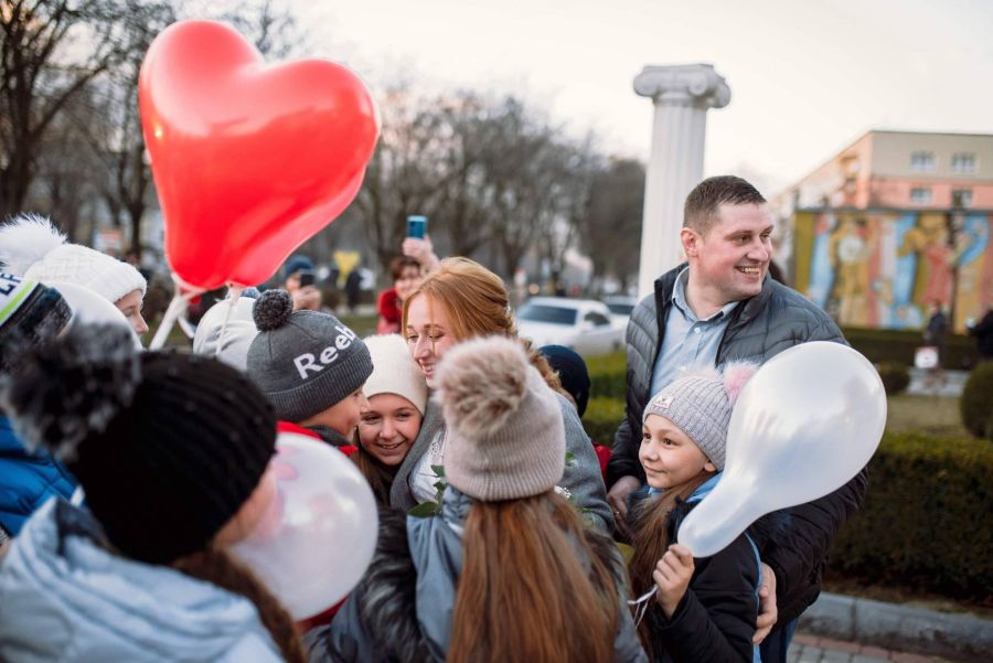 Молодята були вражені дитячими вітаннями. Фото: Аня Лях