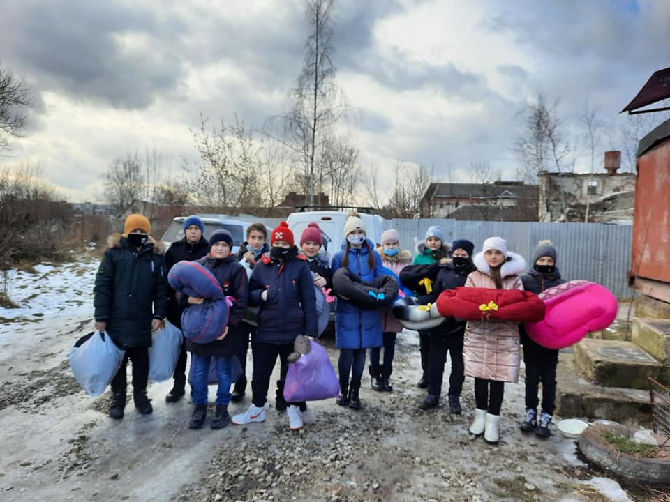 Діти з Добровлян допомогли "хвостикам" з калуського "Дому Сірка"