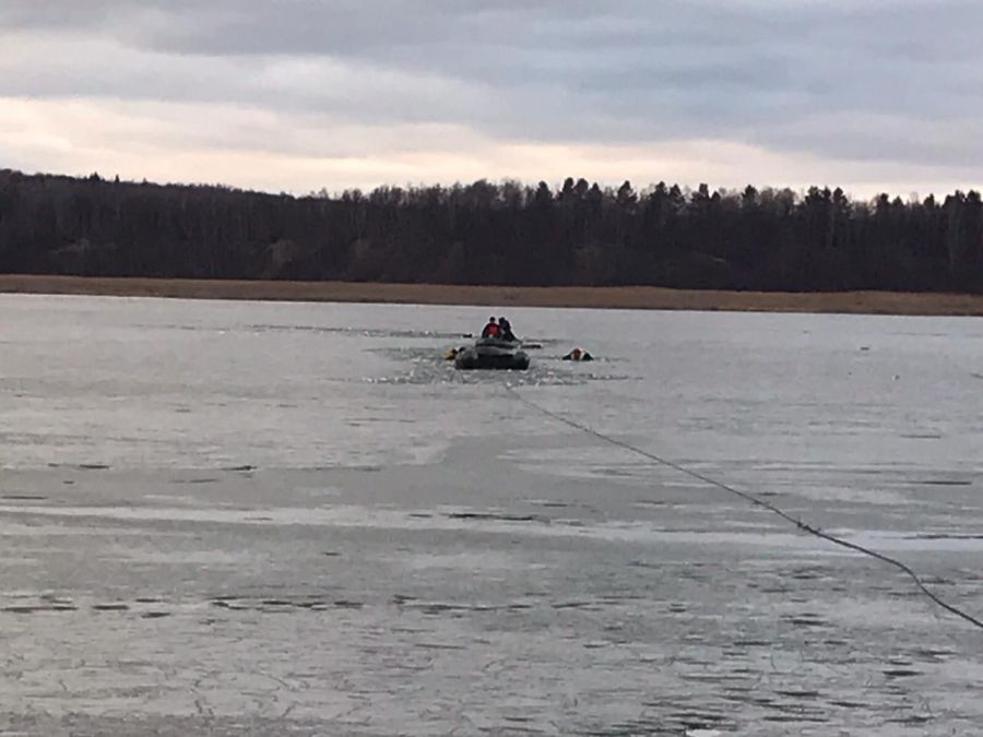 Рибалка пробув у крижаній воді понад годину