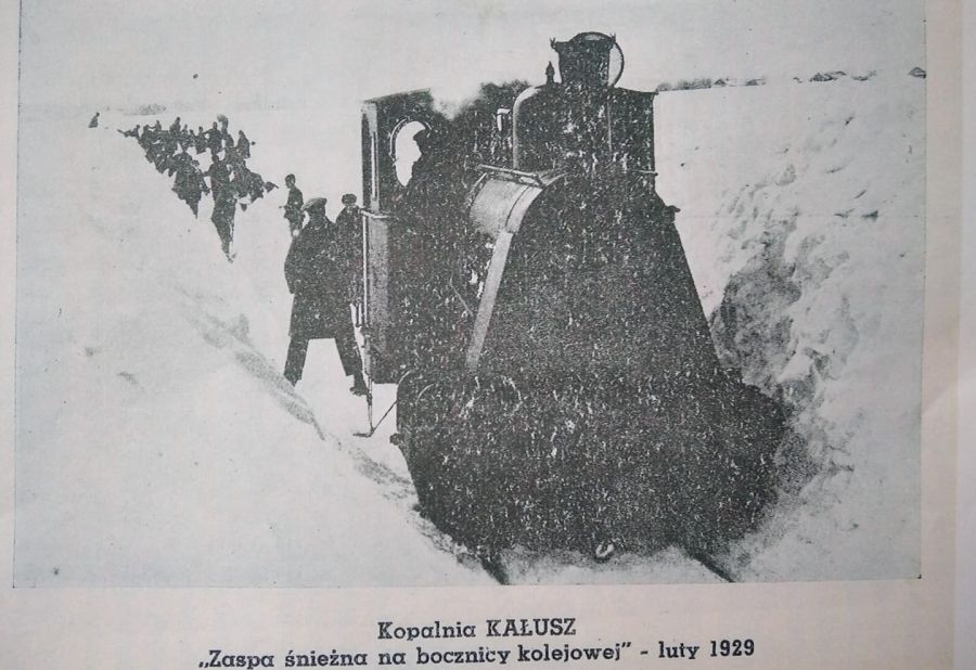 Десятки чоловіків відкопують колію на калуській копальні від кількаметрових снігових завалів