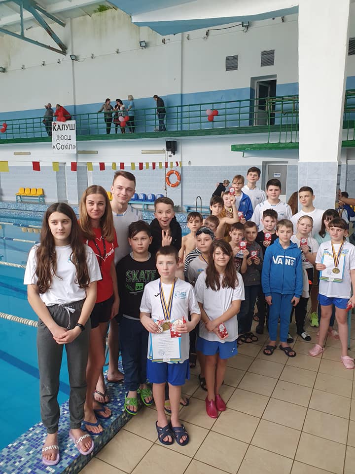 Юні чемпіони з тренеркою ДЮСШ "Сокіл" з плавання Катериною Долаврук