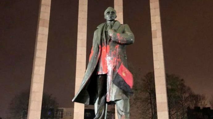 У Львові двоє студентів з Хмельниччини осквернили пам'ятник Провіднику ОУН
