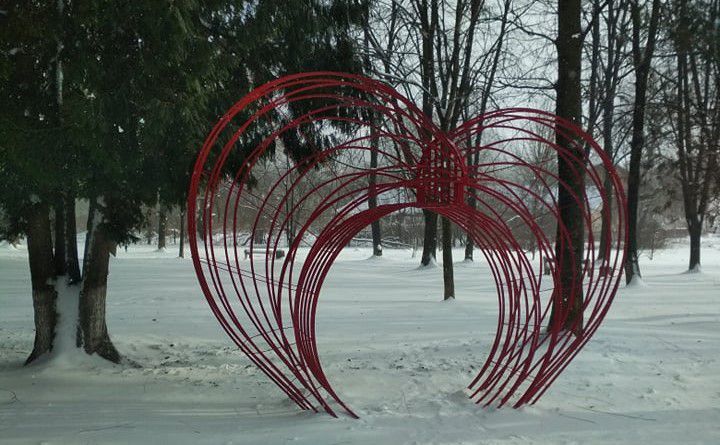 Дизайн фотозони дозволяє почепити невеликі навісні замочки