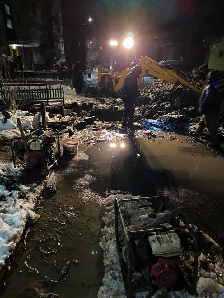 Як повідомили в КП "Водотеплосервіс", сьогодні вранці усуватимуть наслідки пориву
