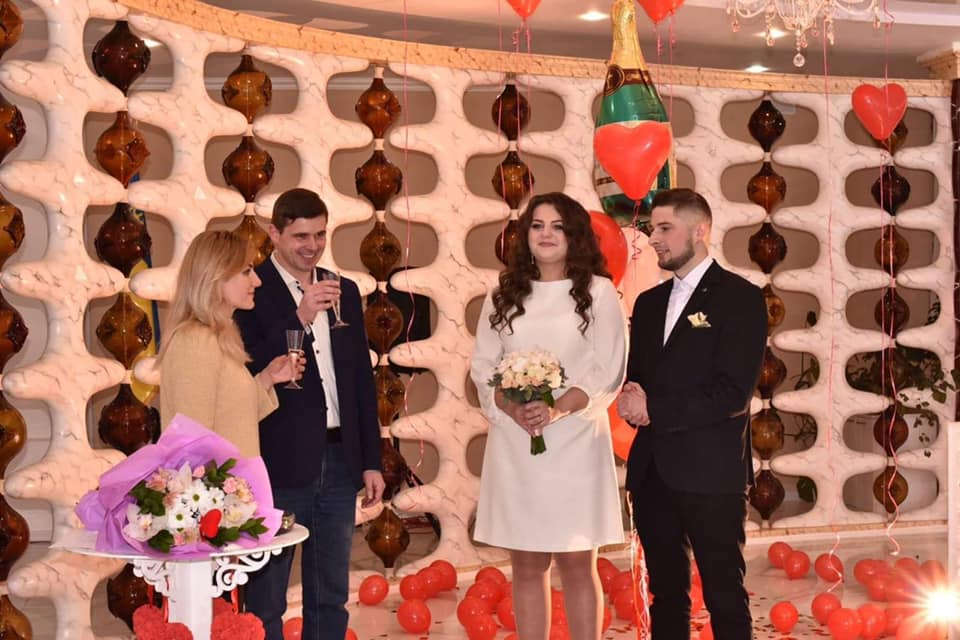 Міський голова з дружиною привітали молодят