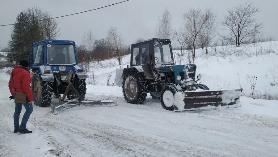 Сьогодні опівдні вперше за три дні в село поїхав міський автобус.