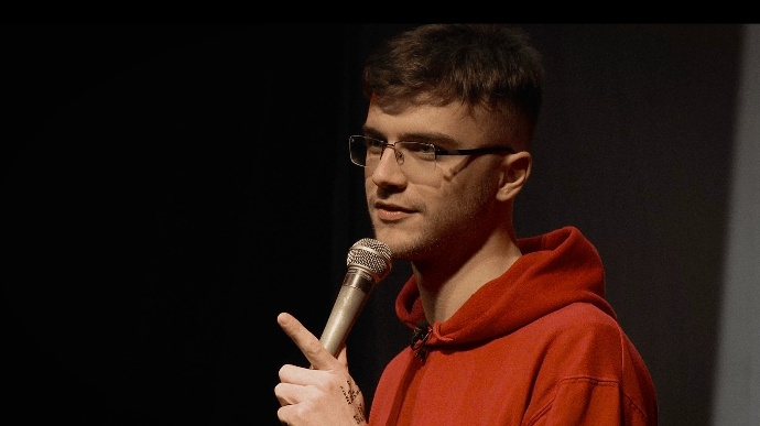 За словами Капиці, бійка для нього закінчилась синцем, подряпинами та зламаними окулярами.