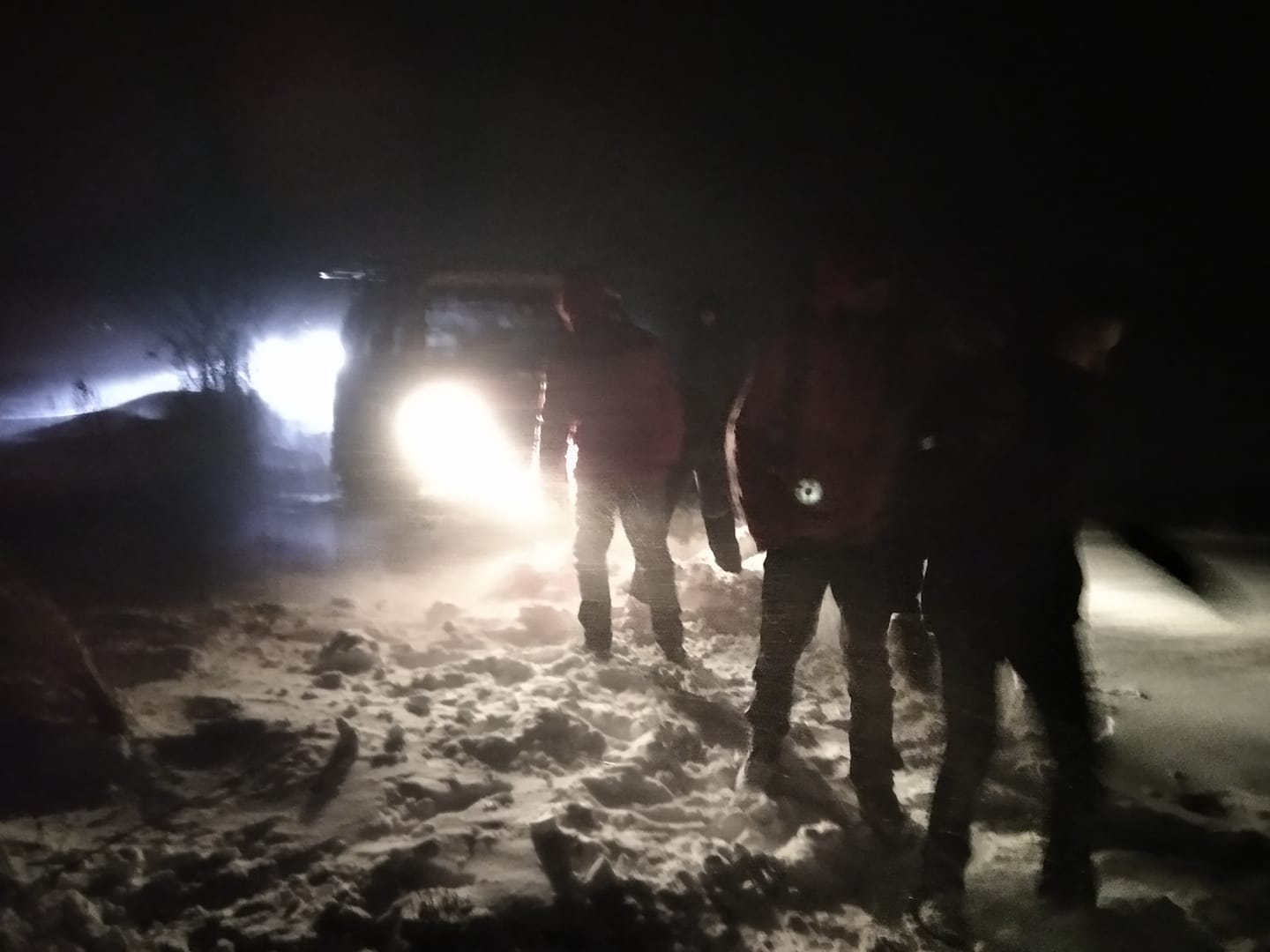 У дворах калушанам доводиться відкопувати свої автівки. Фото: Василь Фіцак