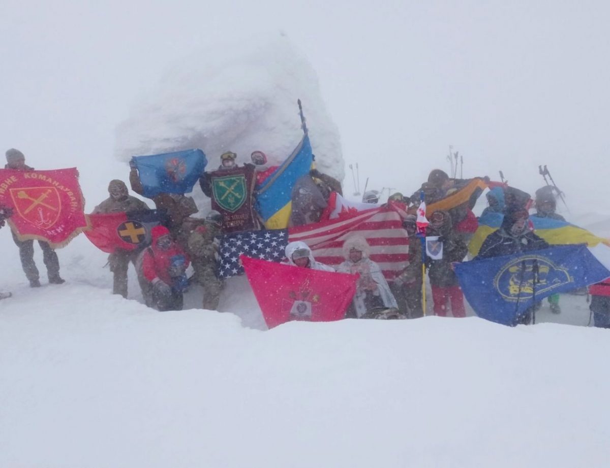 Попереду в учасників походу відвідування визначних місць Закарпаття