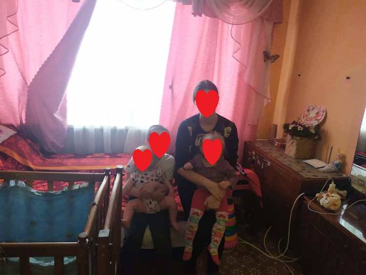 Мама з дітьми винаймає кімнату в гуртожитку, в якій чисто, охайно, діти доглянуті