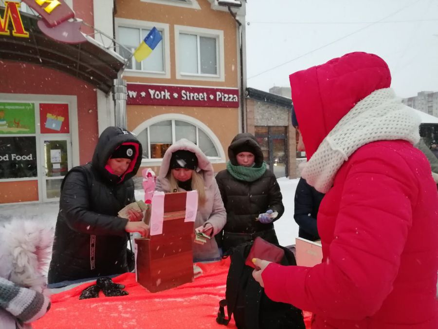 Батьки однокласників Святослава Колодія напекли смаколиків і не побоялись холоду