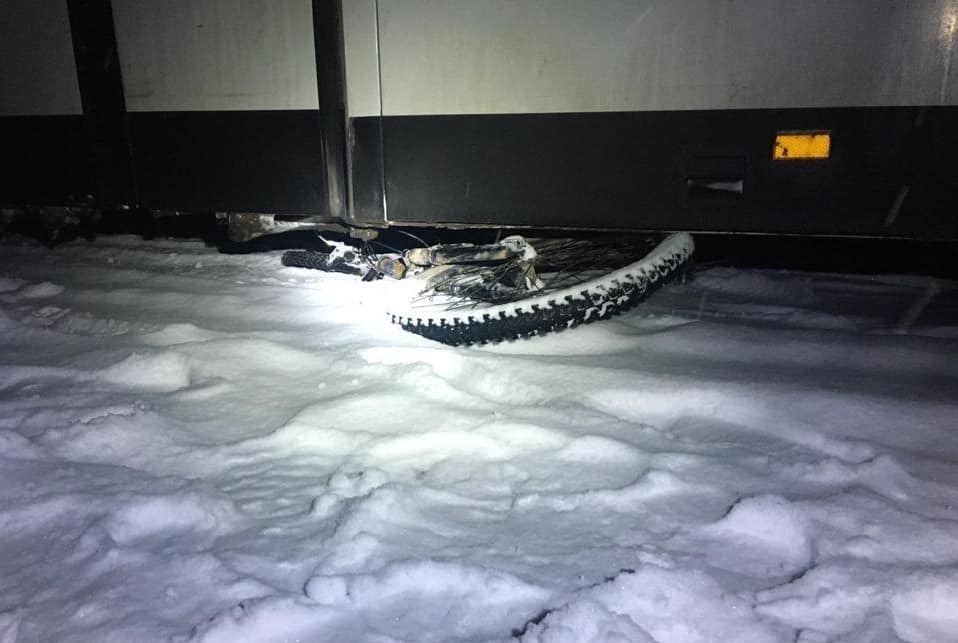 Правоохоронці встановлюють причину перебування чоловіка на проїжджій частині дороги та у якому він був стані