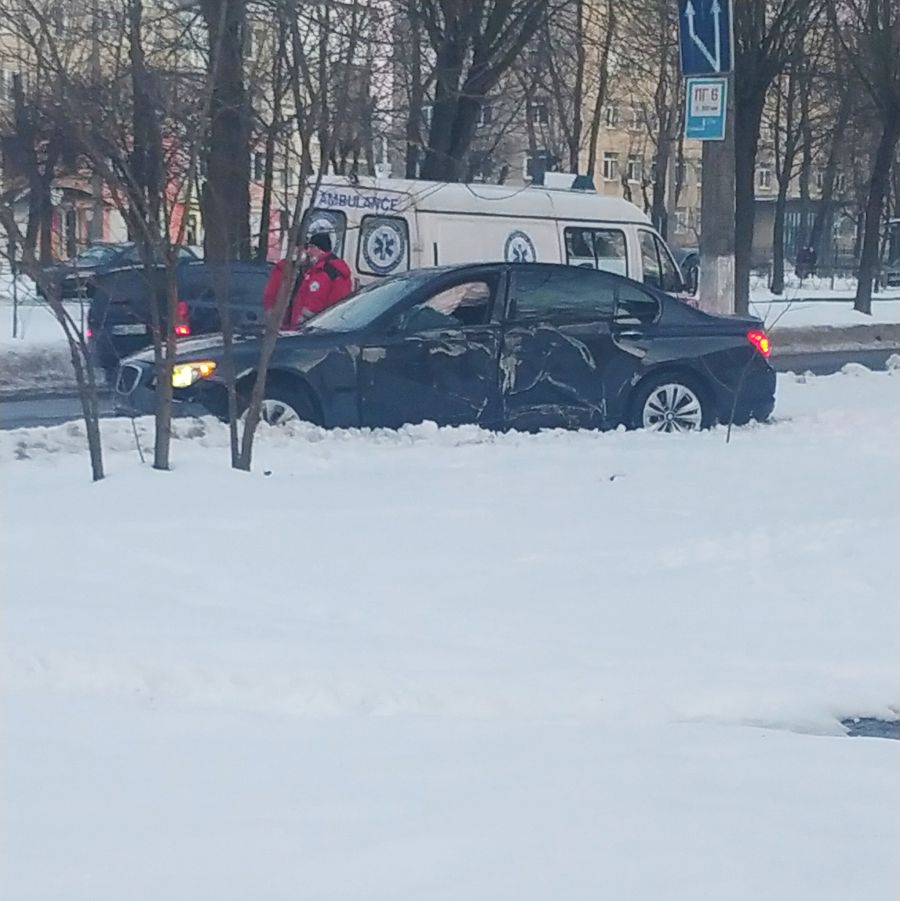Як повідомляють у соцмережі, автівка на швидкості в'їхала в дерево і розвернулася в інший бік