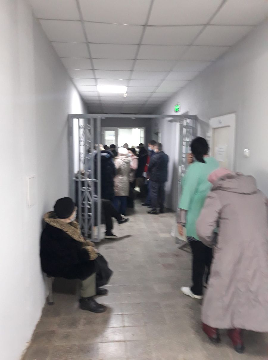 У таку чергу без дотримання дистанції шикуються калушани в міській поліклініці. Фото з соцмережі