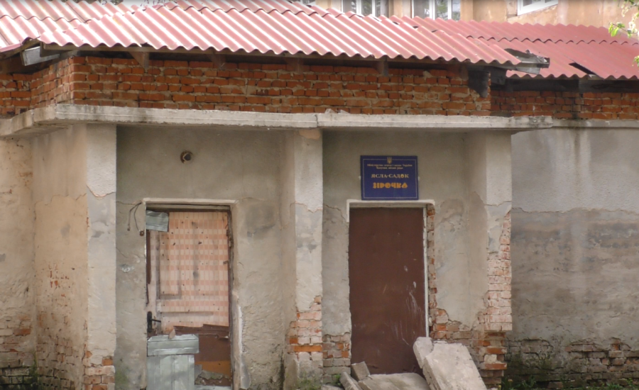 Будівля дошкільного навчального закладу зведена в 1966 році і з 2002 року не експлуатується. Фото: архів "Вікон"