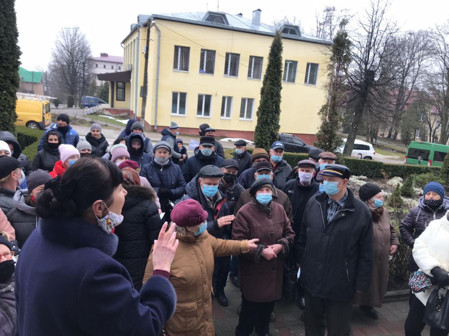 Сьогодні під виконкомом протестували підприємці та калушани, які виступають проти підняття тарифів на воду