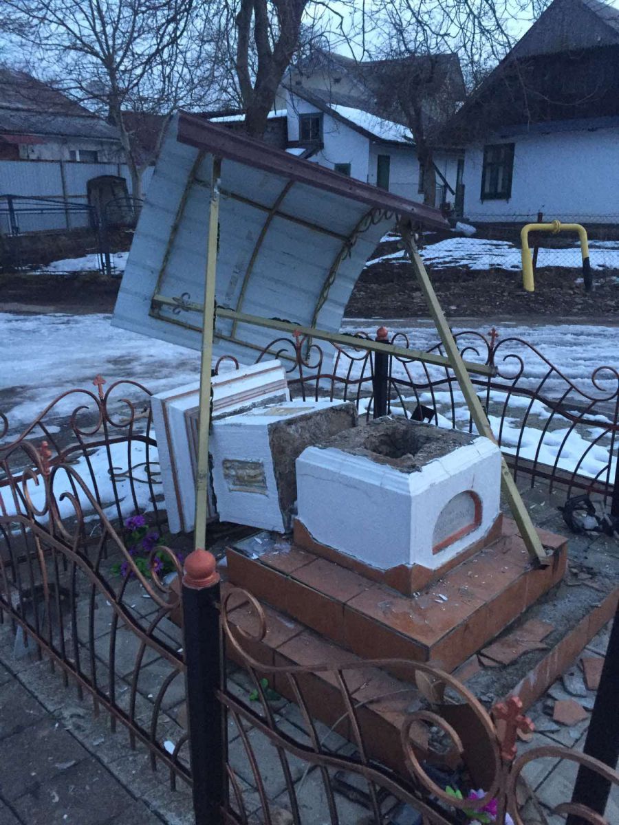 Вандал пошкодив капличку на Загір'ї, зокрема, старовинний хрест і покрівлю