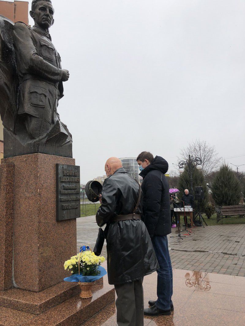Квіти до пам'ятника Роману Шухевичу поклали міський голова та представник станиці Братства вояків УПА Антон Мазур