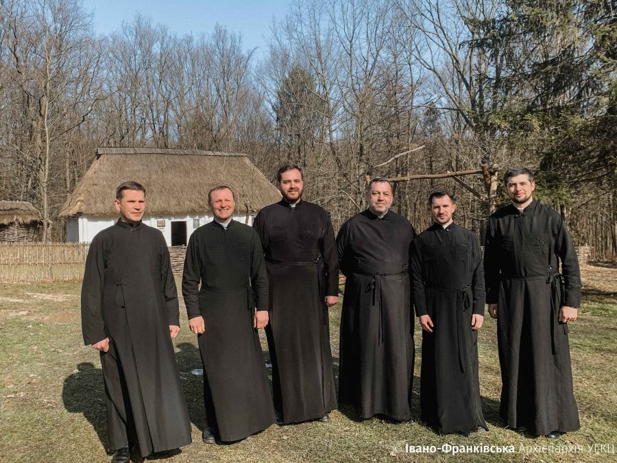 Священники прочитали вірш Тараса Шевченка з народи річниці дня народження.