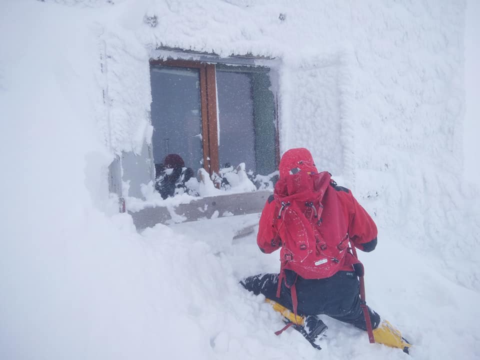 Рятувальника на Попі Івані доводиться відкопуватися. Фото: Василь Фіцак