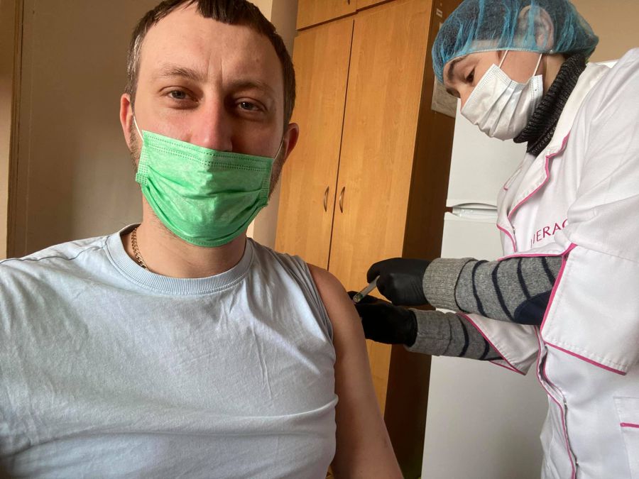 "Дякую Богу, вдалось вакцинуватись перш ніж захворіти!", — зазначив після вакцинації підприємець Володимир Микитин