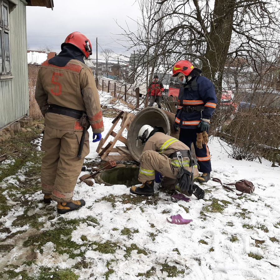 Надзвичайники за допомогою мотузки витягнули тіло жінки на поверхню