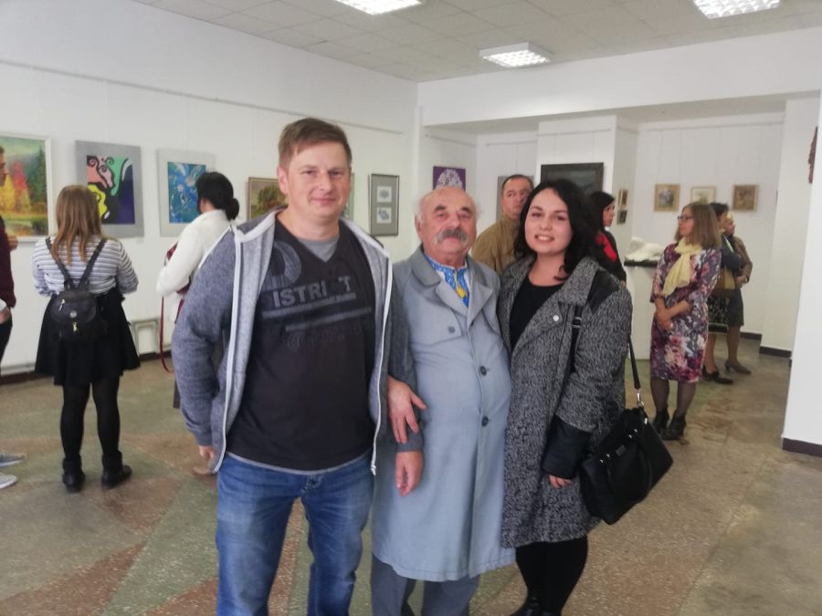 Вітольд Сеньковський (зліва) зі своїм вчителем Василем Цапівим та Софією Цапів