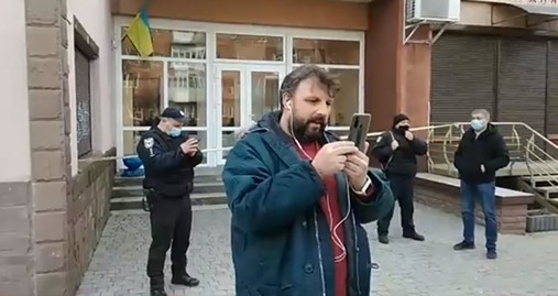 У ці хвилини на місці події працюють вибухотехніки з собакою