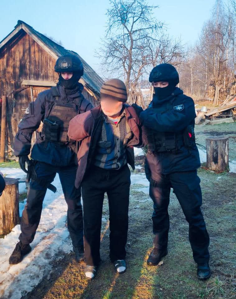 Наразі поліцейські перевіряють чи мали потерпілі дозвільні документи на порубку лісодеревини.