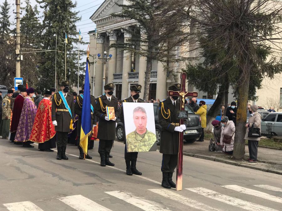 Участь в похоронах беруть сотні калушан, військових та представники усіх храмів міста. Фото: Ірина Кміть