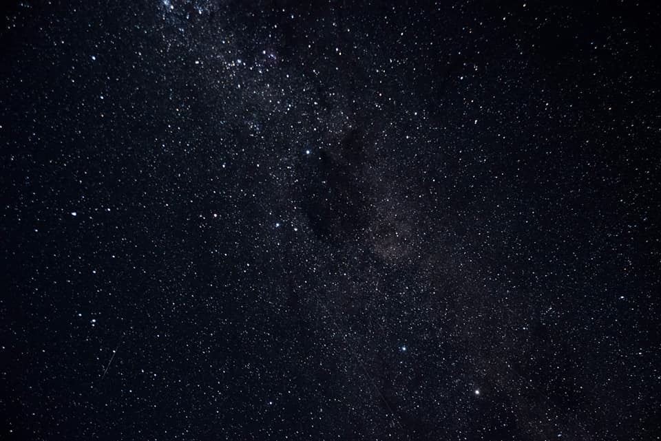 Найяскравіша зірка нічного неба — Сіріус (сузір'я Великого Пса). Її світність у 25 разів перевищує світність Сонця.