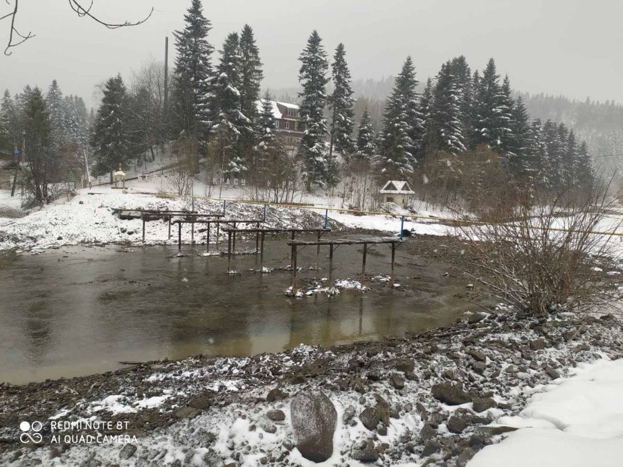 Манявський водоспад що року відвідує тисячі туристів.