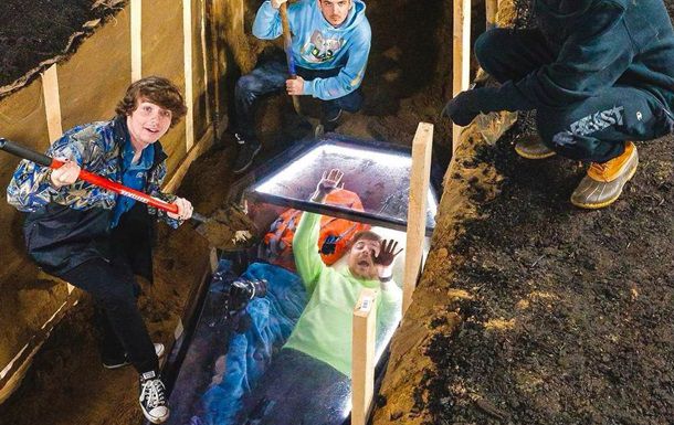 Хлопець запасся водою, їжею і тарою для туалету.