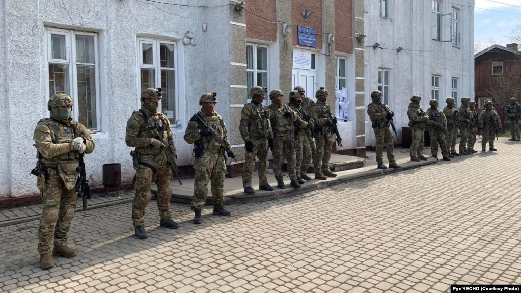 Озброєний спецпідрозділ СБУ біля ОВК у Надвірній. Фото: Рух ЧЕСНО