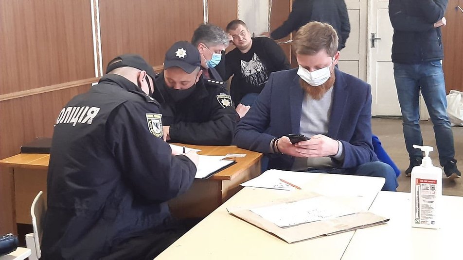 На продовження засідання комісії довелося чекати три дні.