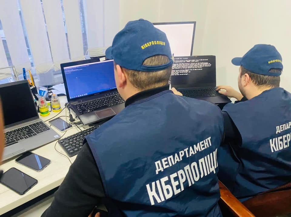 Ілюстрація. Правоохоронці проводять слідчі дії по встановленню можливих спільників підозрюваної.