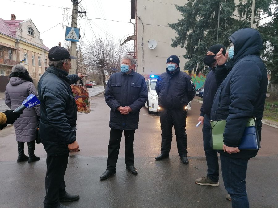 Жителі твердять: під землею тут пустоти і земля може обвалитися