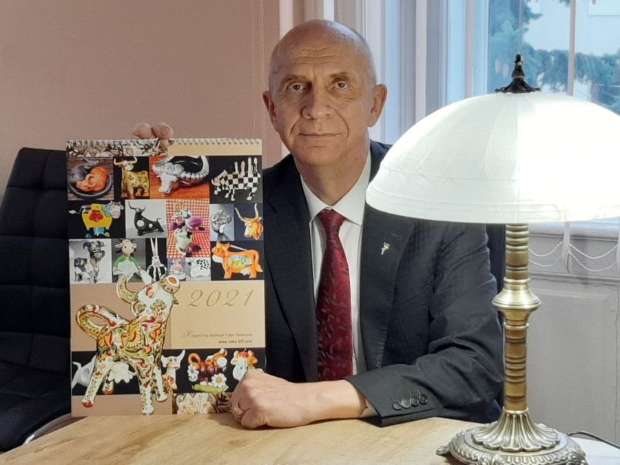 «Vaca» багатьма мовами означає «корова», а походження цього слова від латинського «vacca».