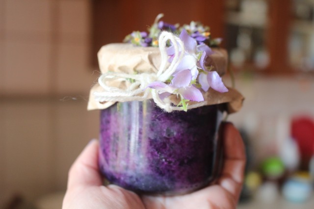 Ілюстрація. Зберігати фіалкову конфітуру треба в холодильнику в щільно закритій скляній банці.