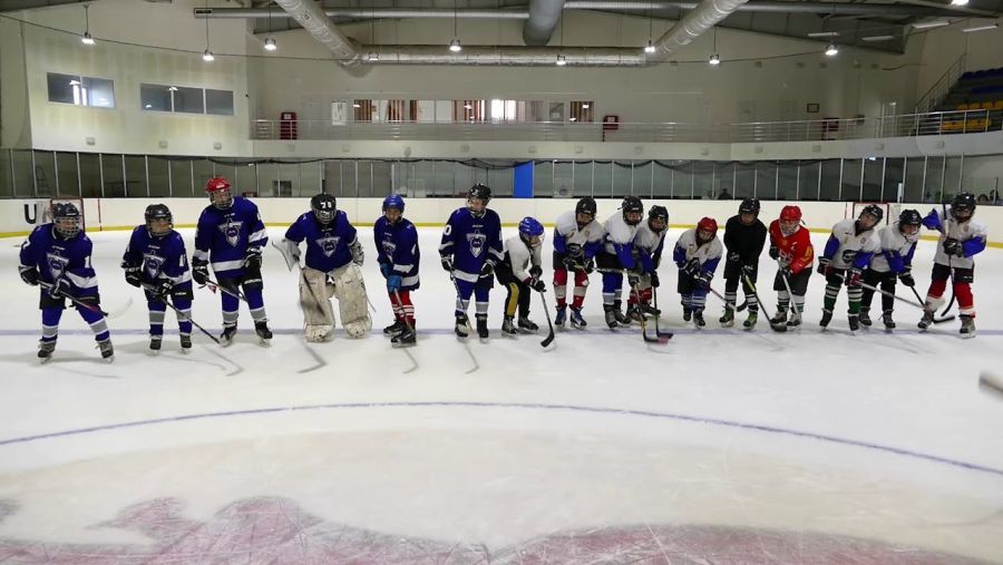 Діти дуже задоволенні спортивним екіпіруванням, що отримали з Канади.