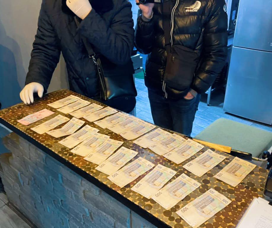 Правоохоронці вилучили у затриманого гроші.