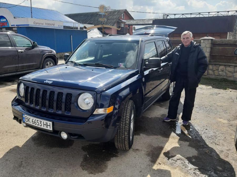 Спортсмен з тренером підтримують дружні стосунки.