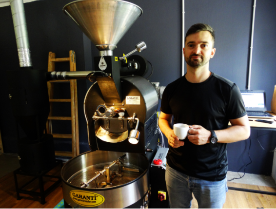 У ростерії обсмажують каву з усього світу.