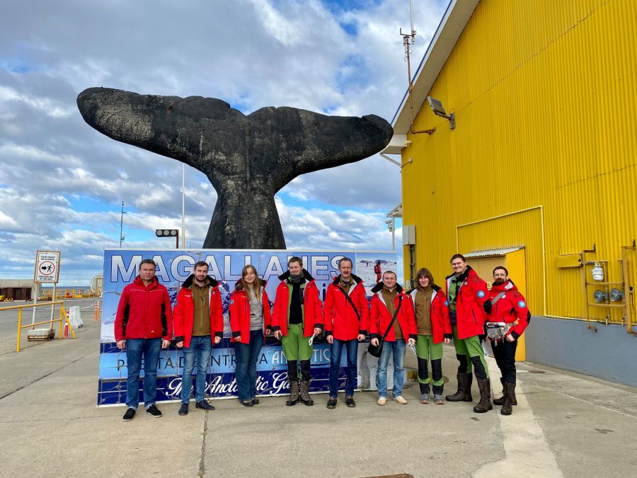 У команду 26-ої УАЕ увійшло 12 учасників — 11 чоловіків та 1 жінка.