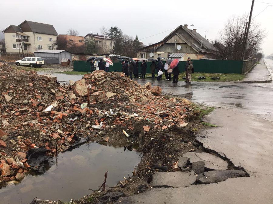 На місці мочарів напроти "Сільгосптехніки" планували збудувати автомийку. Підприємець висипав будівельне сміття