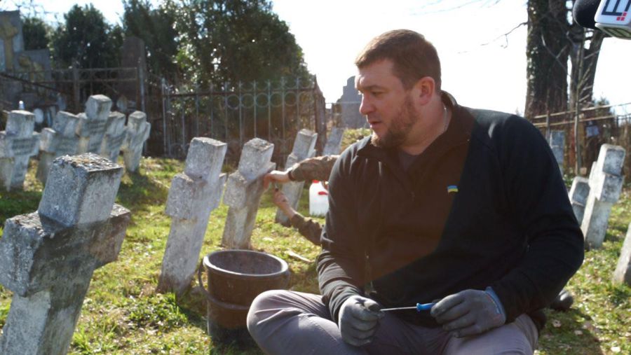 На черзі — реставрація на старому кладовищі надгробків відомих калушан, які зруйновані часом і вандалами