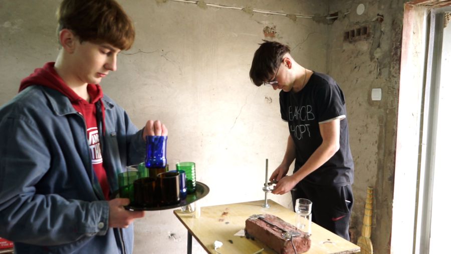 Брати облаштували майстерню у гаражі. Й зараз уже мають змогу експериментувати з різними видами пляшок