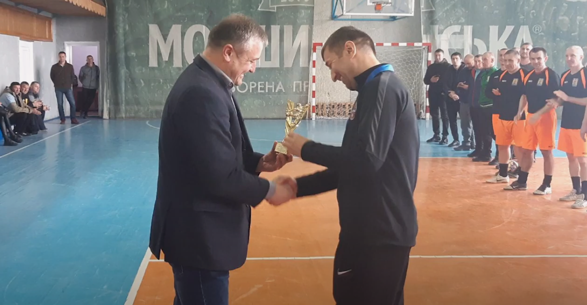 Кращим гравцем VII відкритого турніру з міні-футболу серед ветеранів 40  став калушанин Петро Лесів