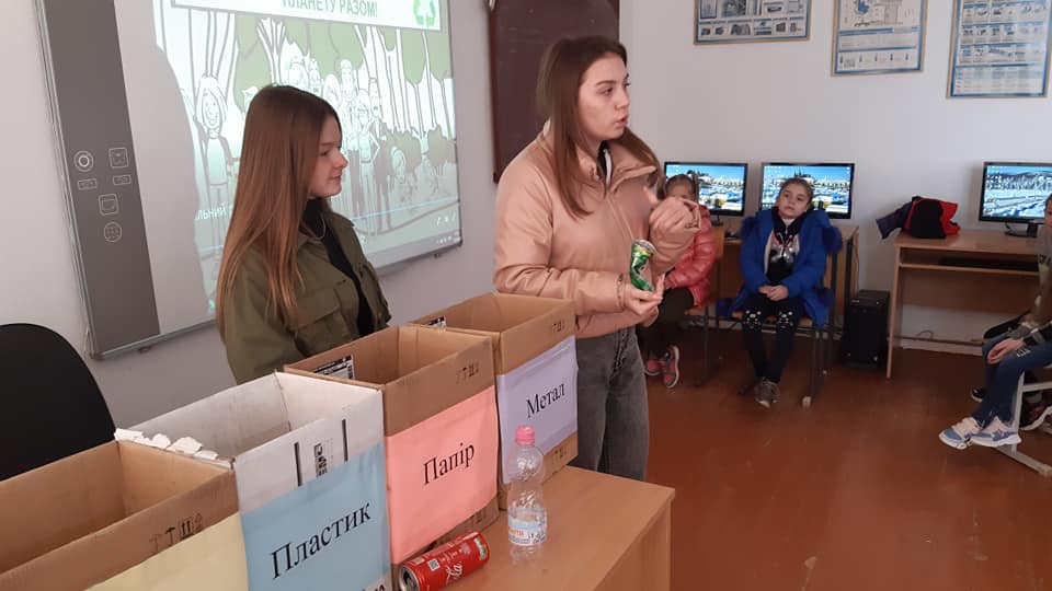 На зароблені кошти ліцеїсти хочуть придбати великі баки для роздільного сміття